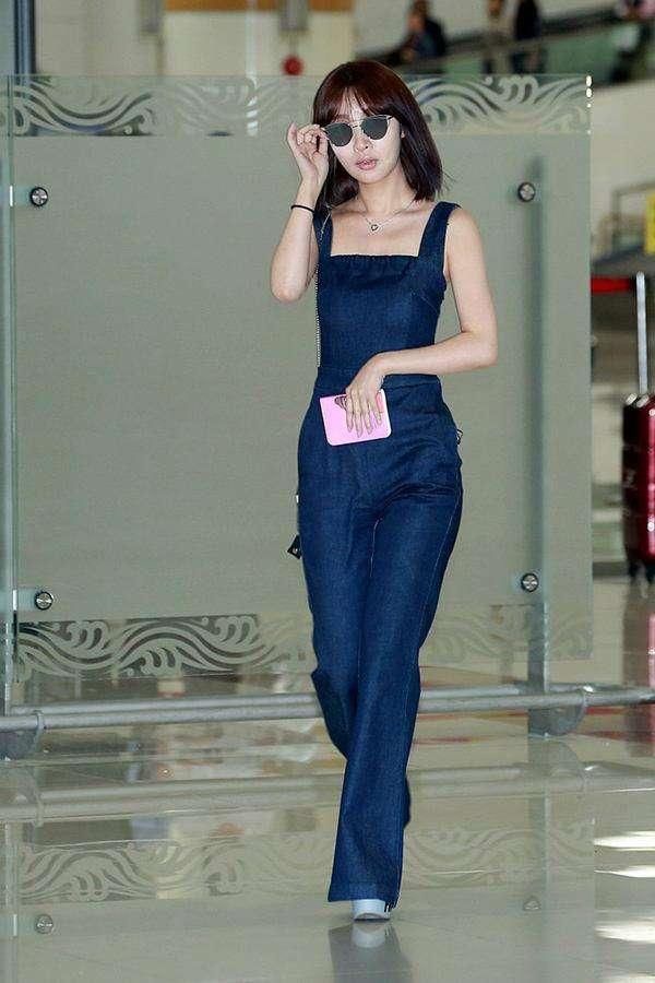 李菲儿这裤子穿得也太大胆了吧，网友的目光全被锁定！