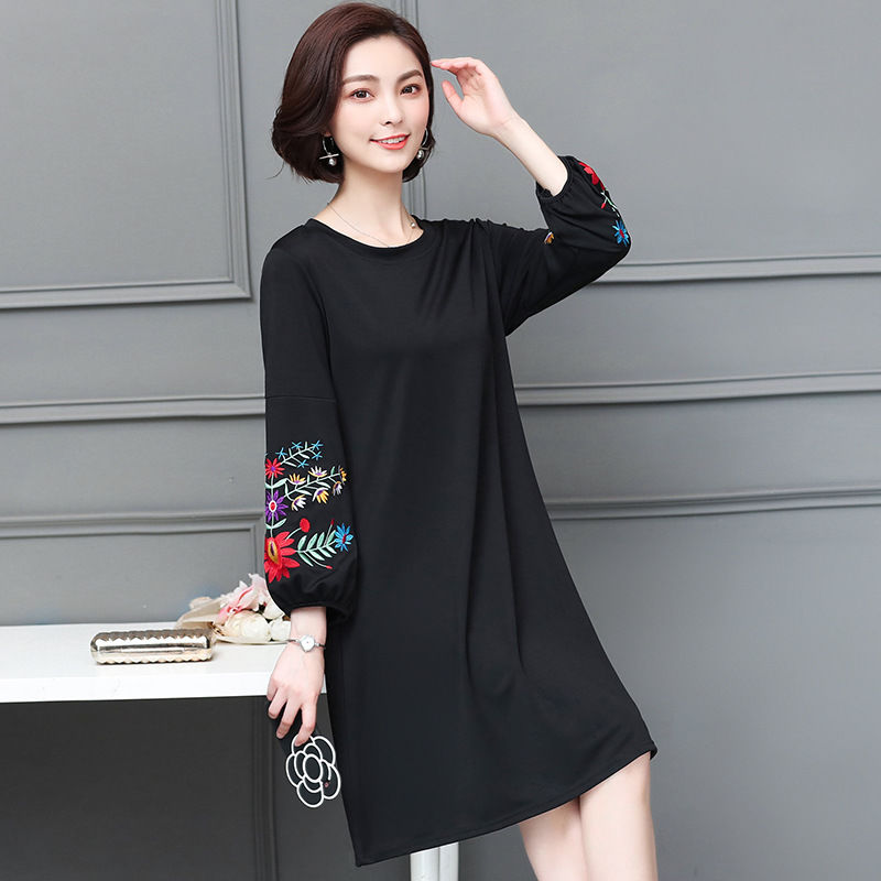 上身就美，年过50的妈妈，换上这洋气嫩裙，美的我不敢靠近