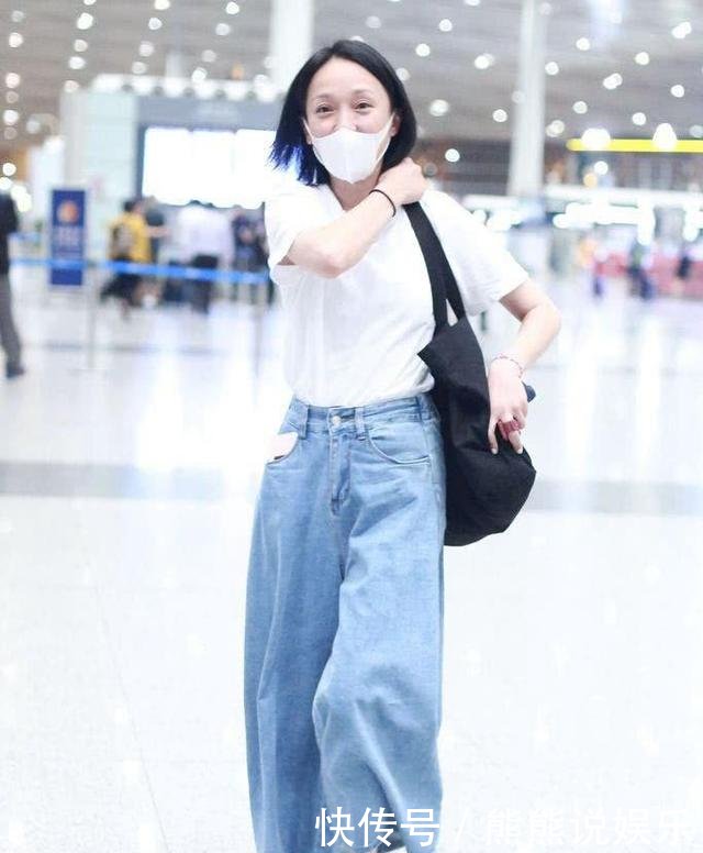 周迅出发巴黎高定时装周，白T恤搭阔腿裤，简单搭配穿出时髦感！