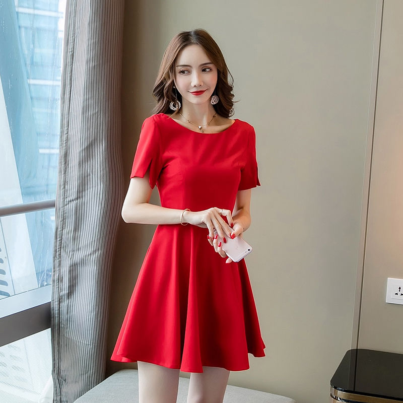 看到没?今夏最流行的“漏背裙”多迷人，柔嫩衬白美的令人心酥酥