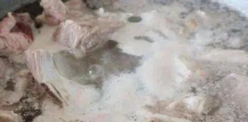  牢记@炖羊肉汤,牢记这“三不要”,不然羊肉就白炖了,难怪膻味腥味重