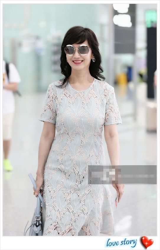 赵雅芝独现机场，63岁年龄穿出36岁的风情，网友：黄锦燊咋放心的