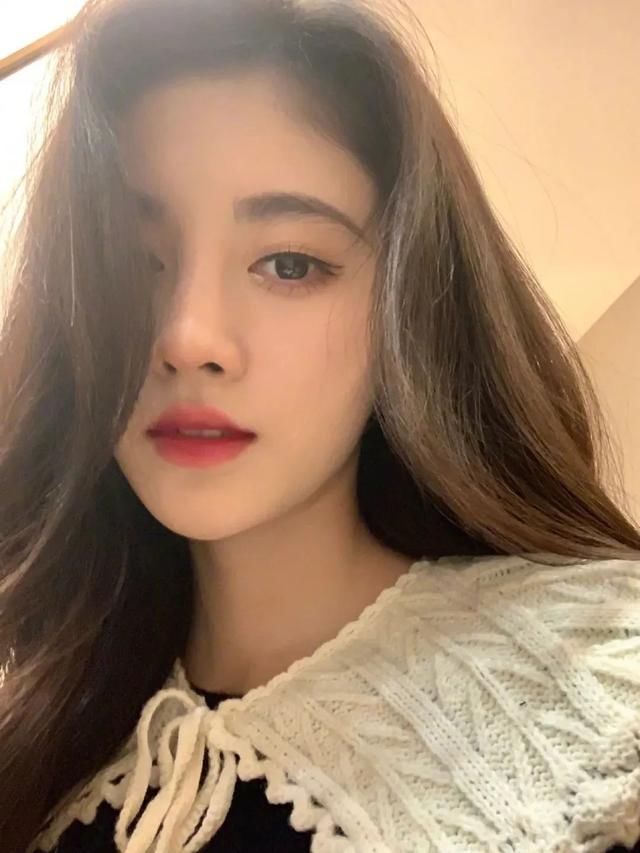  春天都：全网都在仿的Jennie粉嫩蜜桃妆，今年哪里不一样？