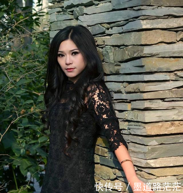 摄影美图黑色蕾丝连衣裙搭配黑色高跟鞋，做最具神秘感的时尚女王