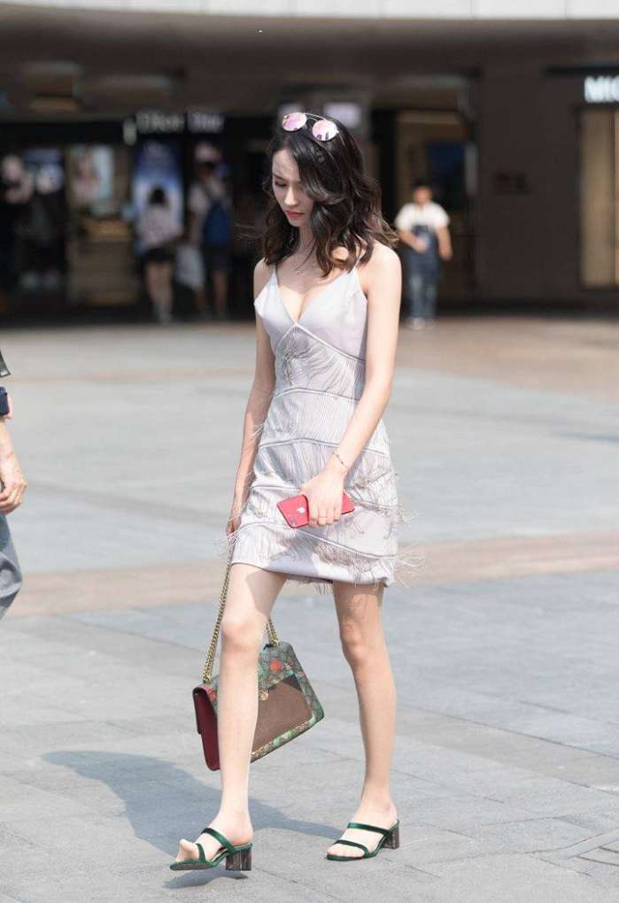 街拍：一件吊带裙, 穿得清爽时尚, 展现都市女性的娇柔动人