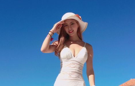 街拍美女：有个性的紧身打底裤小姐姐，显得好看又得体