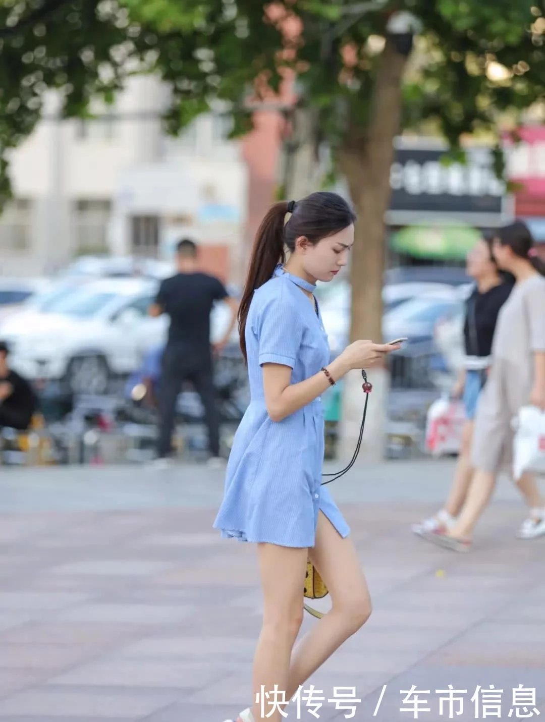 清纯小姐姐身穿蓝色连衣裙，大秀一双迷人的筷子腿十分行，吸睛无