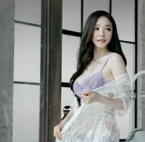 漂亮的小姐姐身穿性感的泳衣！展现了自己完美的身材！