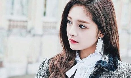 同是98年，周洁琼脖子粗到上热搜，拍照不敢露，孟美岐却美成仙女