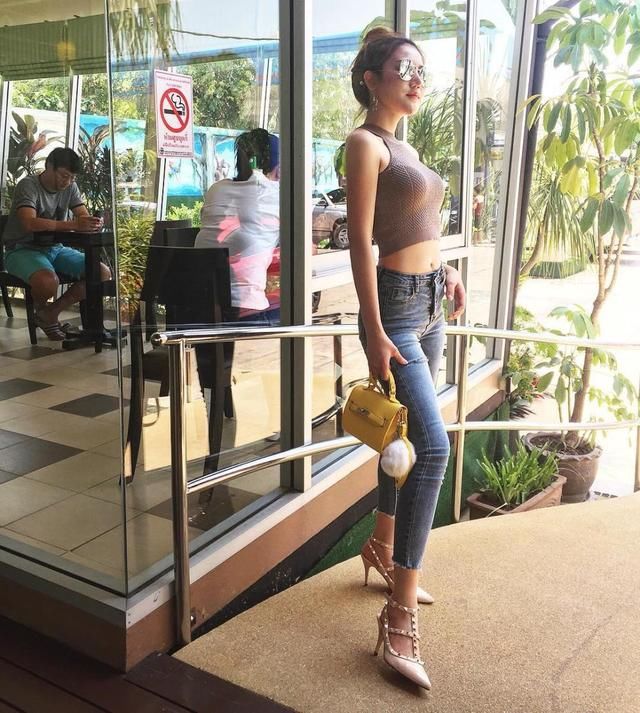 街拍：小姐姐挂脖紧身衣出街，秀美背凉爽又大方