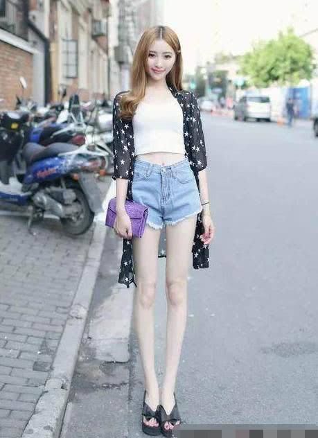 街头的短裤干练美女，清凉一夏！