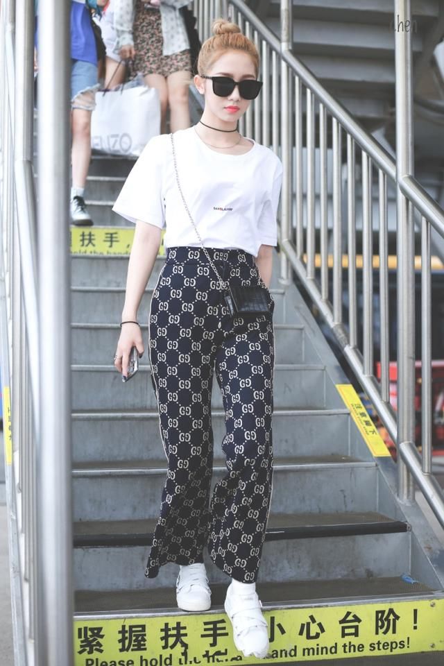 孟美岐胆真大！短裤短到看不见，1万5透明包包毫无隐私可言！