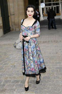 范冰冰穿火了无数条花裙子，却被这条暴露了真实身材！