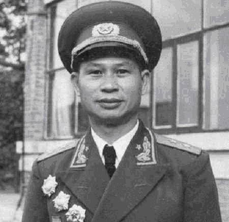 「兵团」此人个子太矮参军被拒,出征前妻子要求离婚,此人后成兵团副司令!