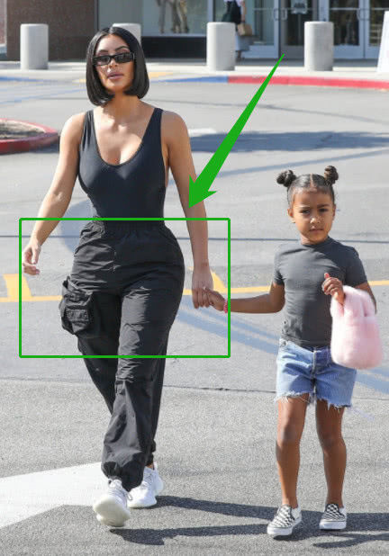 卡戴珊减重成功，穿v领背心秀好身材，却被一条裤子毁了