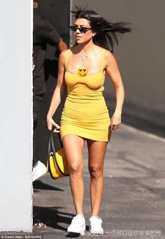 卡戴珊三姐妹“惊艳”出门：侃嫂见粉丝忙收腹，大姐的少女裙勒太