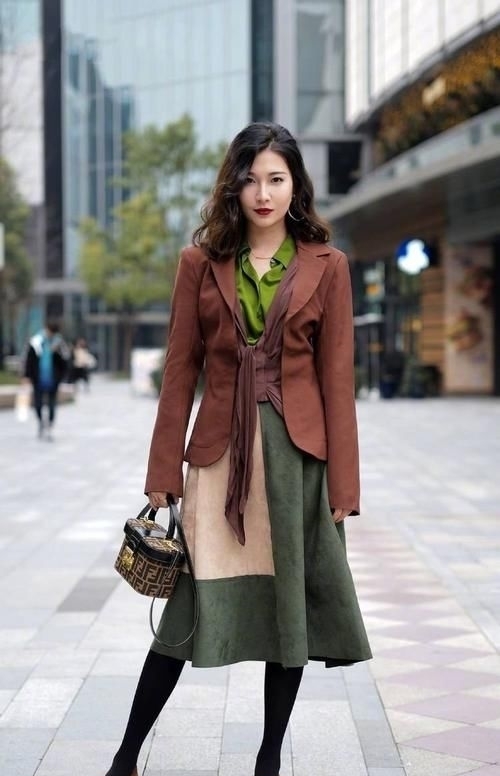 『 底裤』展现甜美气息,街拍:打底裤美女的搭配使得整体魅力提升