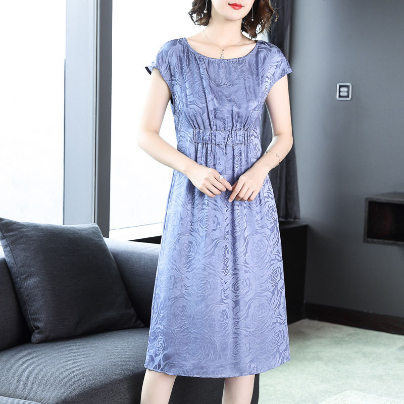 不得了，60后老婆穿这大码素雅裙，真是太美了，美出新高度