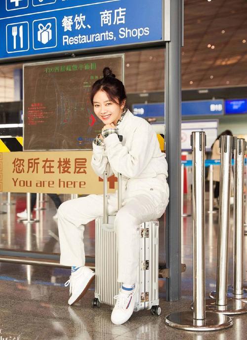 谭松韵首次征战时装周！看秀造型清纯大方，28岁了穿成18岁的模样