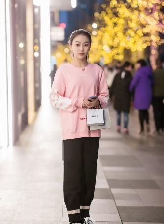  『粉色』路人街拍：小姐姐穿着简约的粉色T恤，充满了女性的韵味