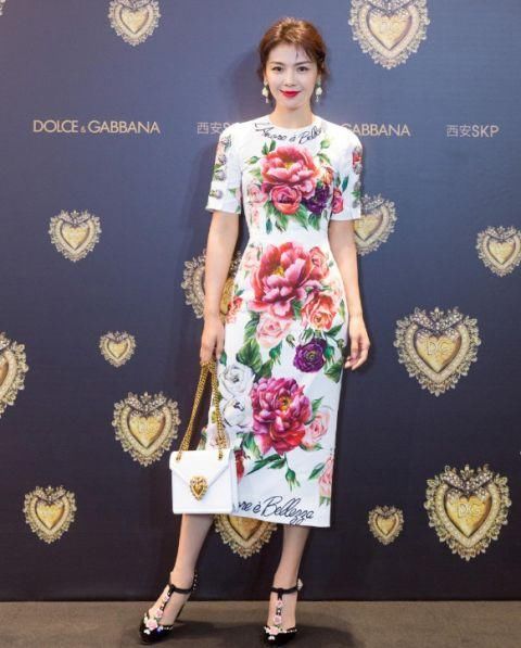 刘涛英伦穿扮惊艳众人，贵族名媛范十足，美到认不出!