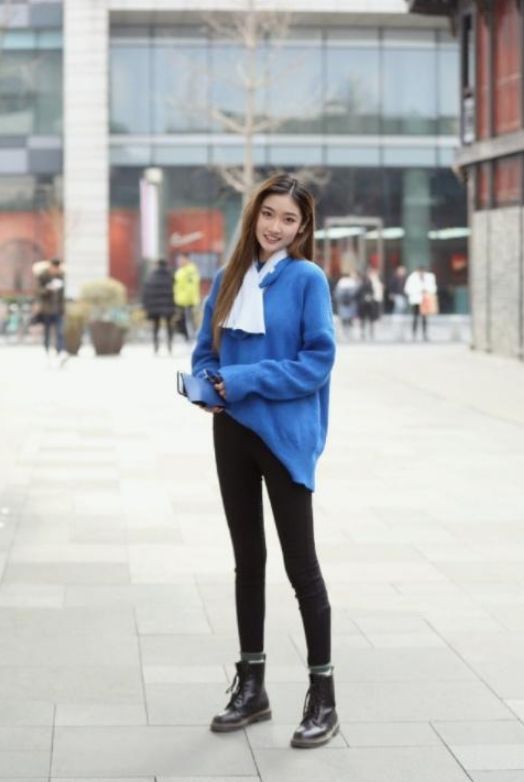 『红色』街拍:时尚的小姐姐,白色衬衣搭配红色半身裙,端庄秀丽