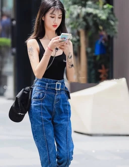 气质小姐姐黑色吊带展现凹凸有致，远远地看上去神似洋娃娃。