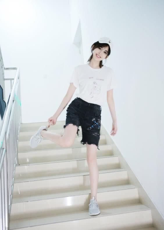 娜扎穿着一条“发育不良”的裤子，秀出大长腿，这双腿真的好看！