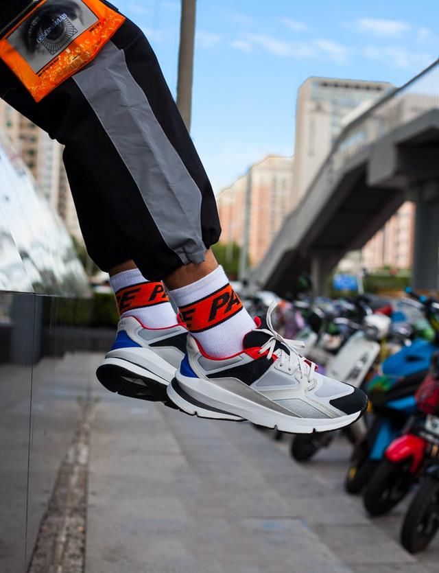 万万没想到,UA 首款老爹鞋如此惊艳!复古风纯正还有奢华用料!