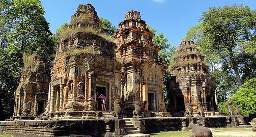 人民币10000块兑换582万瑞尔，在柬埔寨能做啥？当地导游这样说的