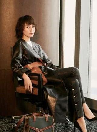 41岁袁泉霸气外漏，换了身皮衣更似女王，坐下来裤腿让人手痒