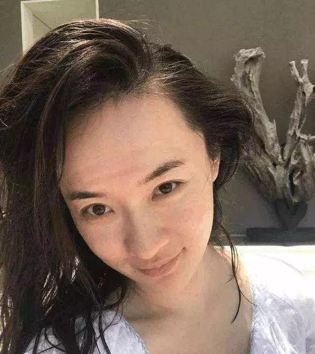 明星素颜哪家强?赵丽颖霍思燕黑头明显，林允真的没毛孔!