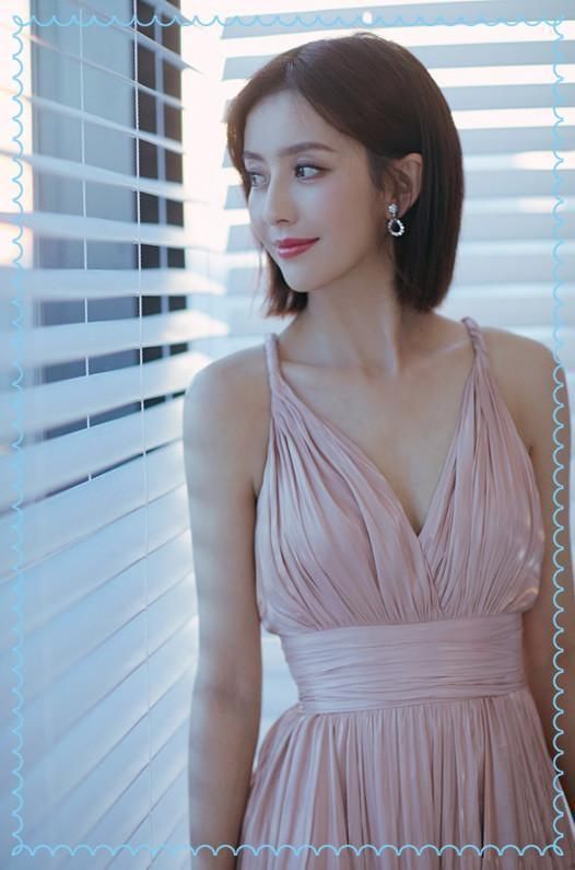 当迪丽热巴和佟丽娅同穿吊带裙,网友:干瘦和苗条的差距一目了然