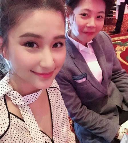 赌王最美女儿现身阿娇婚礼,情敌变闺蜜