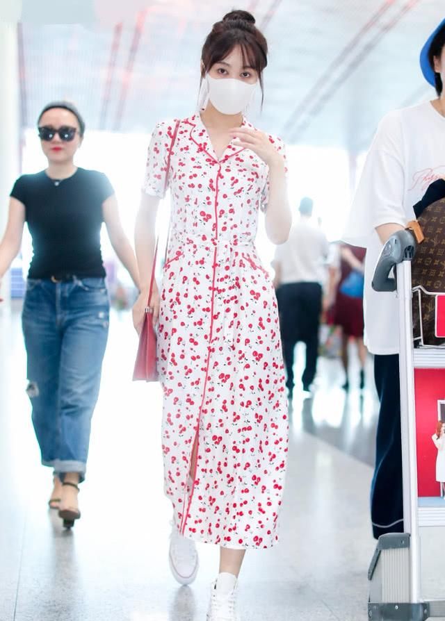 李菲儿穿搭好时髦，连衣裙=睡衣+护士服，一般人容易穿成大