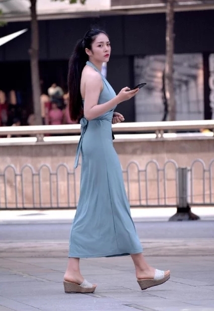  柔美|街拍：笑容甜美的短发美女，脚踩高跟凉鞋，柔美身姿让人羡慕不已