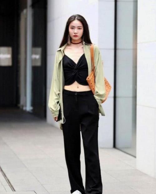 #蓝色#街拍：身材高挑的美女，一件蓝色衬衫配黑色短裙，时尚魅力气质范