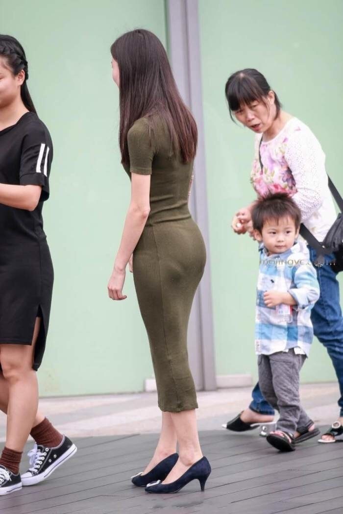 街拍：紧身包臀裙的成熟辣妈，勾勒丰腴好身材，散发出浓浓女人味
