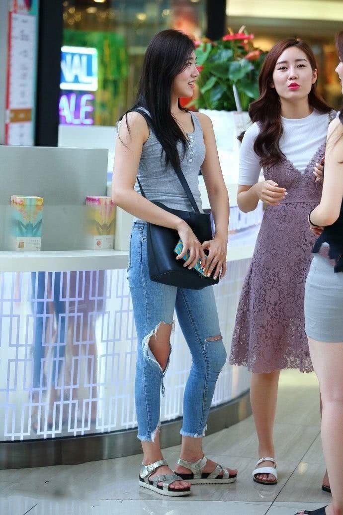 街拍美女，动感时尚与大气温婉的美让街头变成秀场……