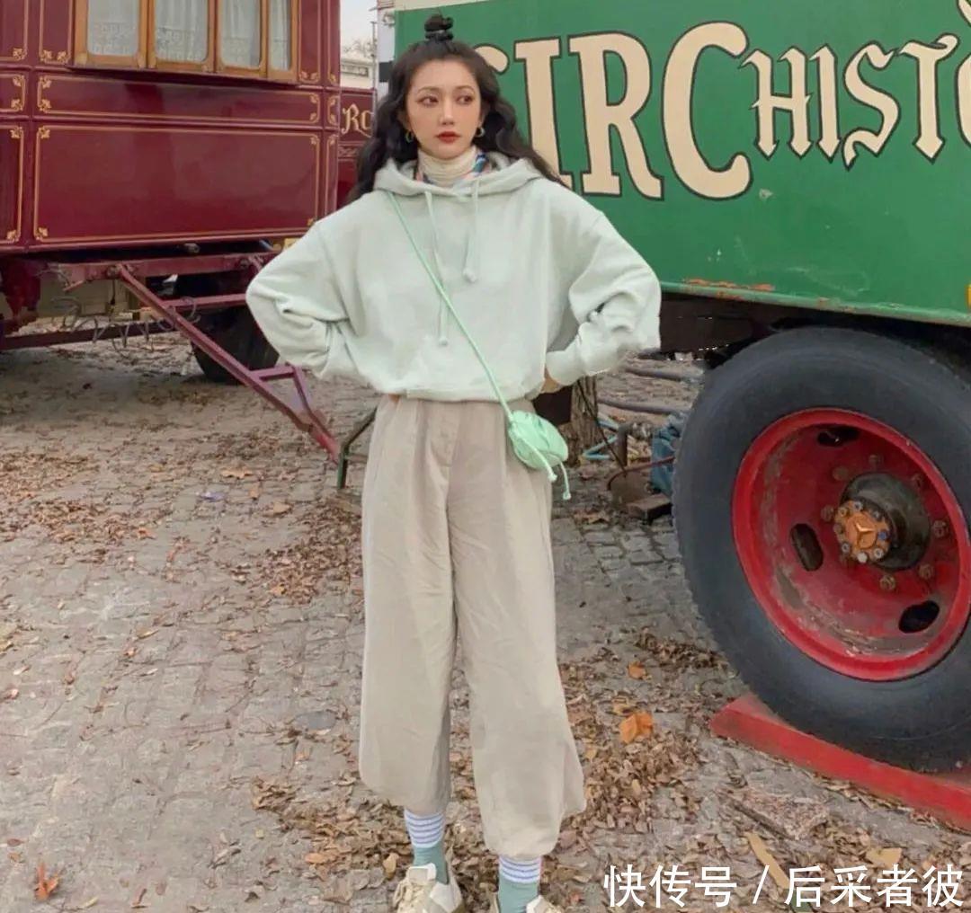 「春天」春天怎么穿卫衣才时髦?不如跟着这些街拍潮人学搭配!