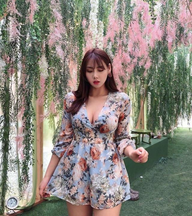 【小姐姐】美景配佳人, 时髦穿着的表姐, 真的就是美不胜收