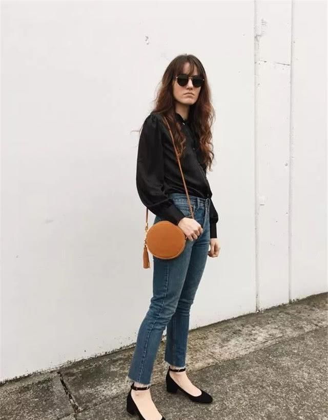 『过时』小白鞋过时了!今年流行的“玛丽珍鞋”,搭裙子,优雅时髦美上天