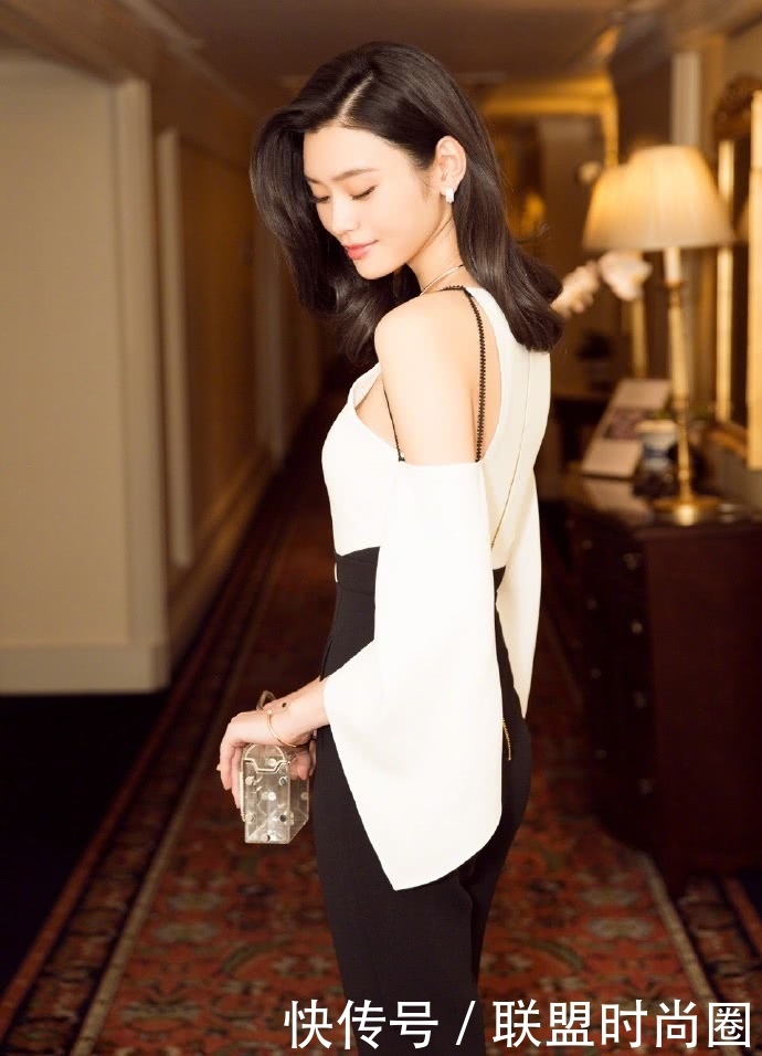 奚梦瑶真时髦！上身只穿一件裹胸也敢亮相，网友：超模啥都敢穿！