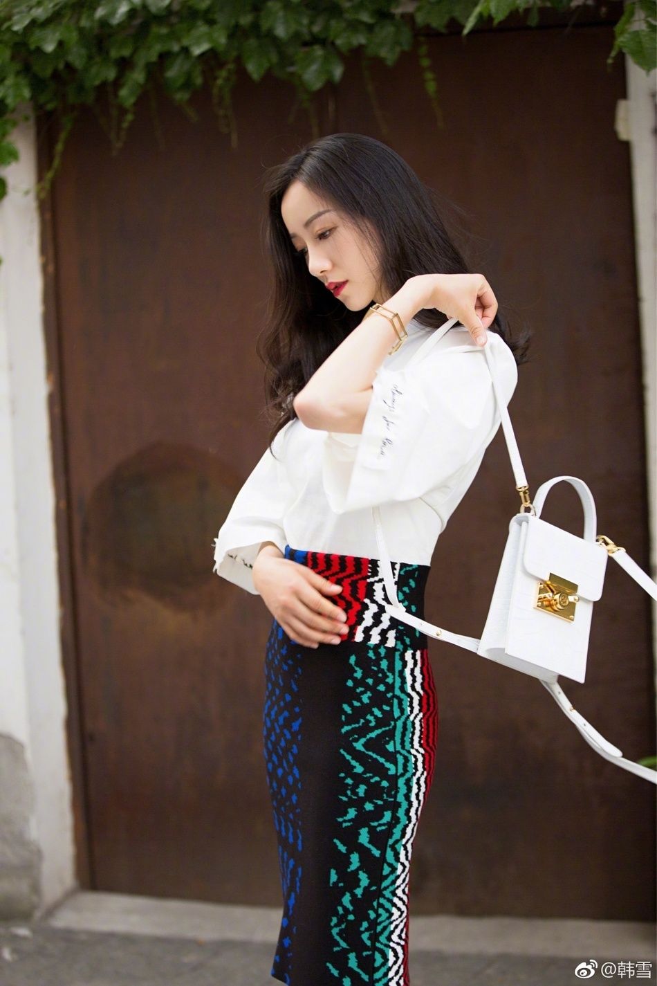 韩雪最新时尚写真大片，黑色尖头高跟鞋搭配齐膝长裙展现小腿线条