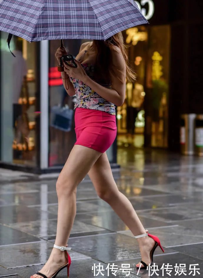 街拍：微胖女人穿紧身短裙画面太美，打伞也挡不住丰韵好身材