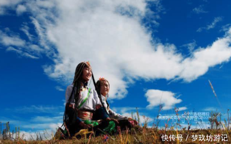 司机进藏看到一位姑娘蹲在草原上！本来上前去帮助，结果很尴尬！