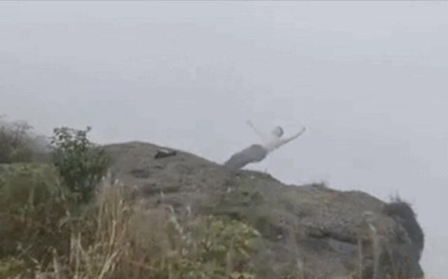 湖南年轻女孩在四川峨眉山景区跳崖自杀身亡，游客多方劝阻无果