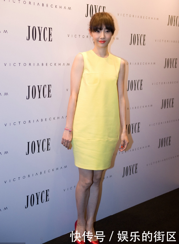 白百何一袭黄裙现身活动，脸上妆容很美，但是腿上青筋显老态！