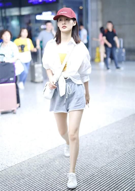 这季节女星们都穿什么鞋出门?李沁接地气，沈梦辰穿靴子不热吗?