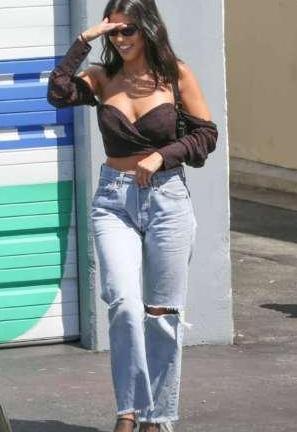 卡戴珊大姐的胯太宽了,只能穿大一号牛仔裤,提着裤腰不敢松手